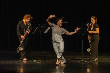 Deux musiciennes et une danseuse forme le groupe "Luskad" des Concerts de Poche.