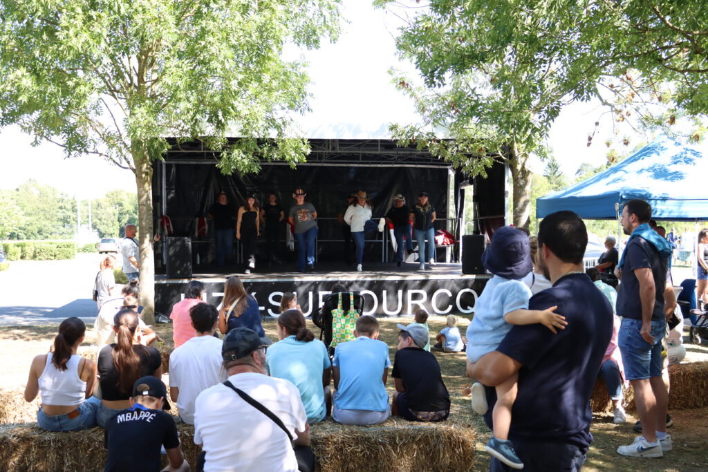 Danse country sur scène - Forum des associations 2025 - Agrandir l'image, fenêtre modale