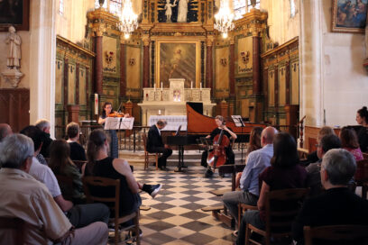 3 musiciens du Caravensérail jouent du clavcin et du violoncelle dans l'église lors d'un spectacle - Agrandir l'image, fenêtre modale