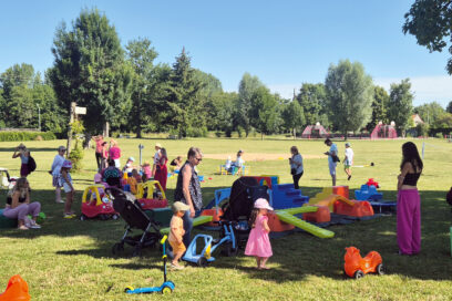 Groupe d'enfants et de parents en train de s'amuser dans un parc en plein été. - Agrandir l'image, fenêtre modale