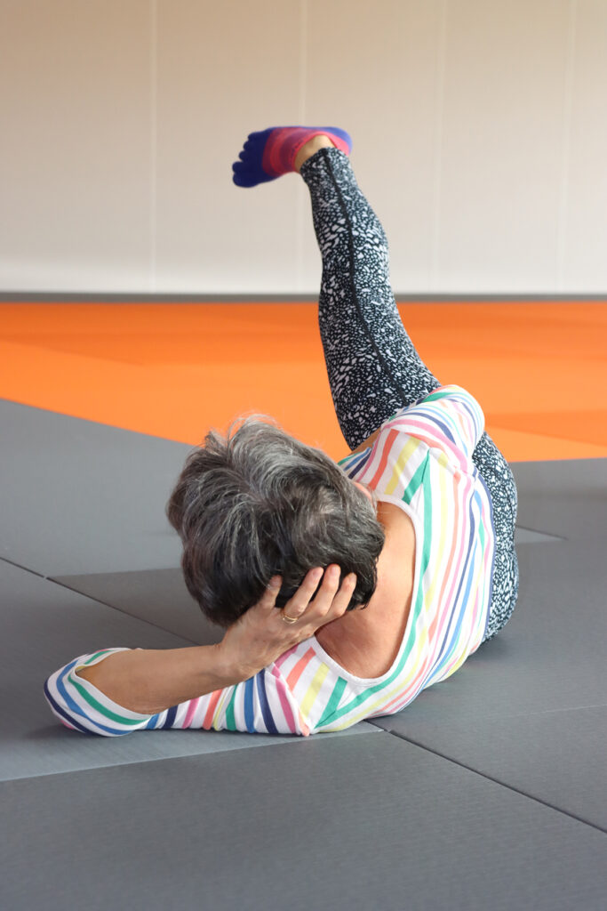 Femme senior en train de faire de la gymnastique au sol dans le cadre de Forme active. - Agrandir l'image, fenêtre modale