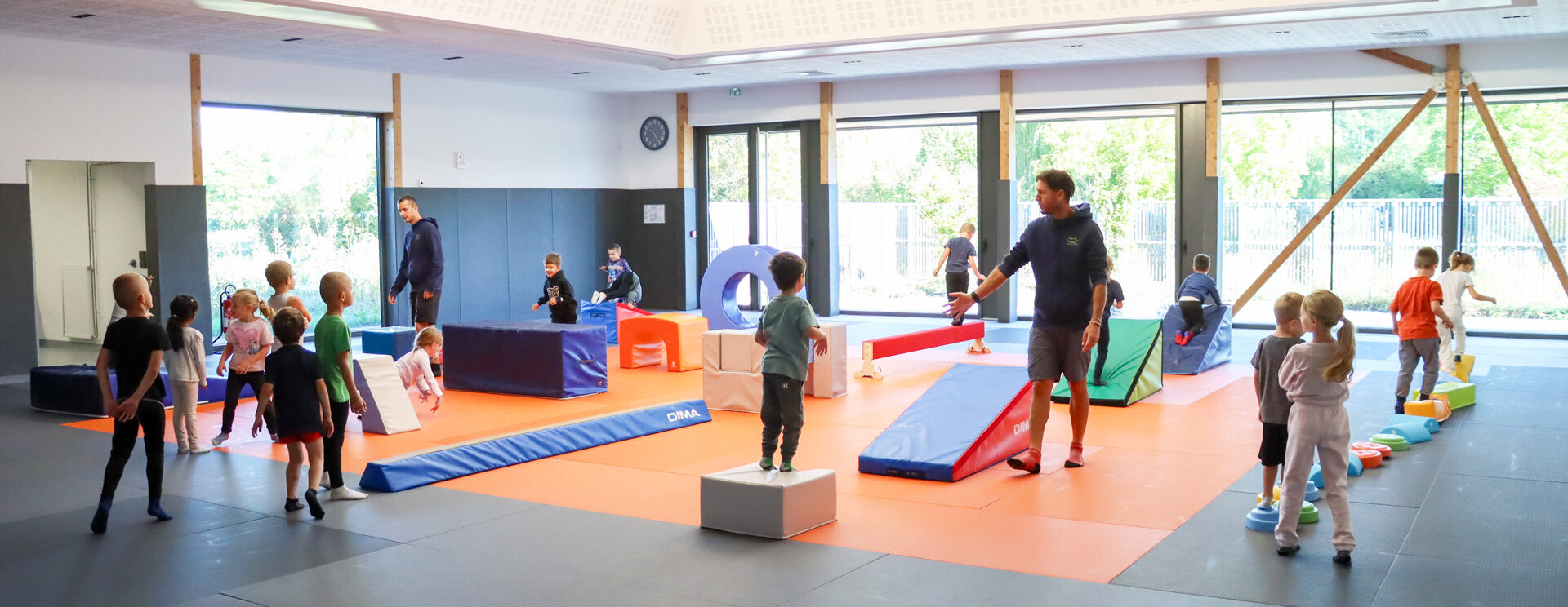 Groupe de jeunes enfants faisant de la motricité dans le dojo Frédérique JOSSINET à Ocquerre.