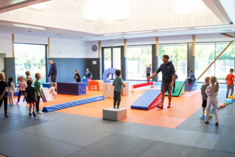 Groupe de jeunes enfants faisant de la motricité dans le dojo Frédérique JOSSINET à Ocquerre.