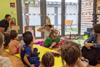 Groupe de parents et enfants face aux artistes des Concerts de Poche lors d'un atelier. - Agrandir l'image, fenêtre modale