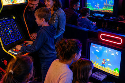 Familles en train de jouer aux jeux vidéos et jeux d'arcade. - Agrandir l'image, fenêtre modale