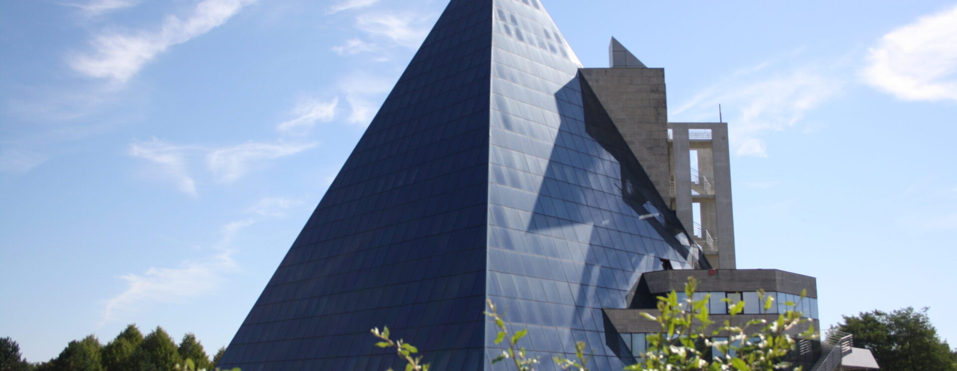 Vue extérieure de la Pyramide Jean DIDIER à Mary-sur-Marne
