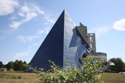 Vue extérieure de la Pyramide Jean DIDIER à Mary-sur-Marne
