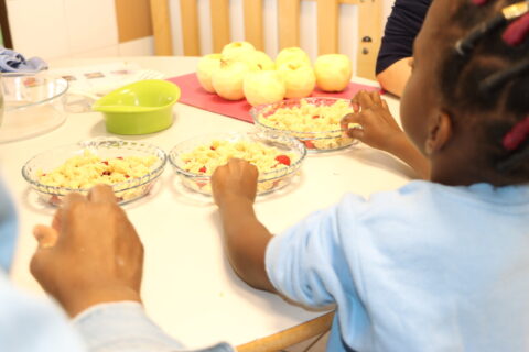 Prise de vue lors d'une animation de la crèche du Pays de l'Ourcq à la Maison des enfants à Ocquerre