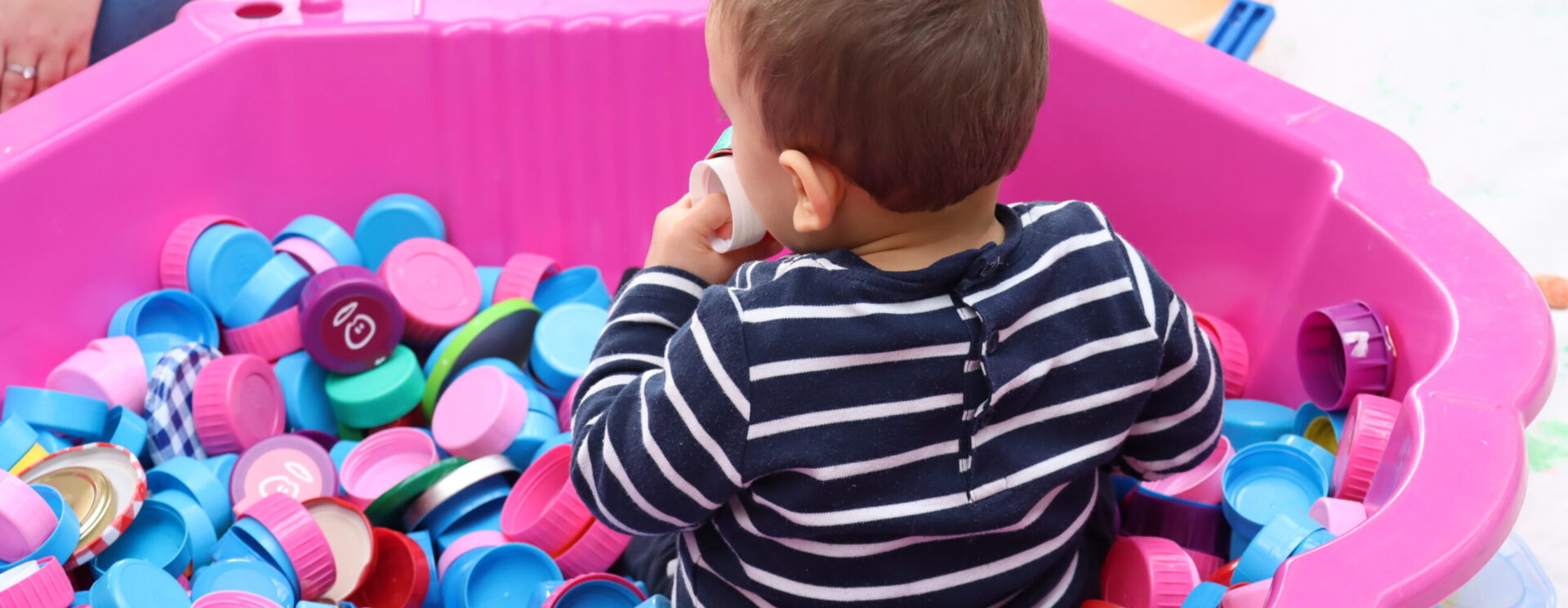 Zoom sur un enfant de dos lors de la Grande Matinée des petits de la Maison des Enfants du Pays de l'Ourcq à Ocquerre