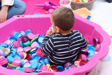 Zoom sur un enfant de dos lors de la Grande Matinée des petits de la Maison des Enfants du Pays de l'Ourcq à Ocquerre