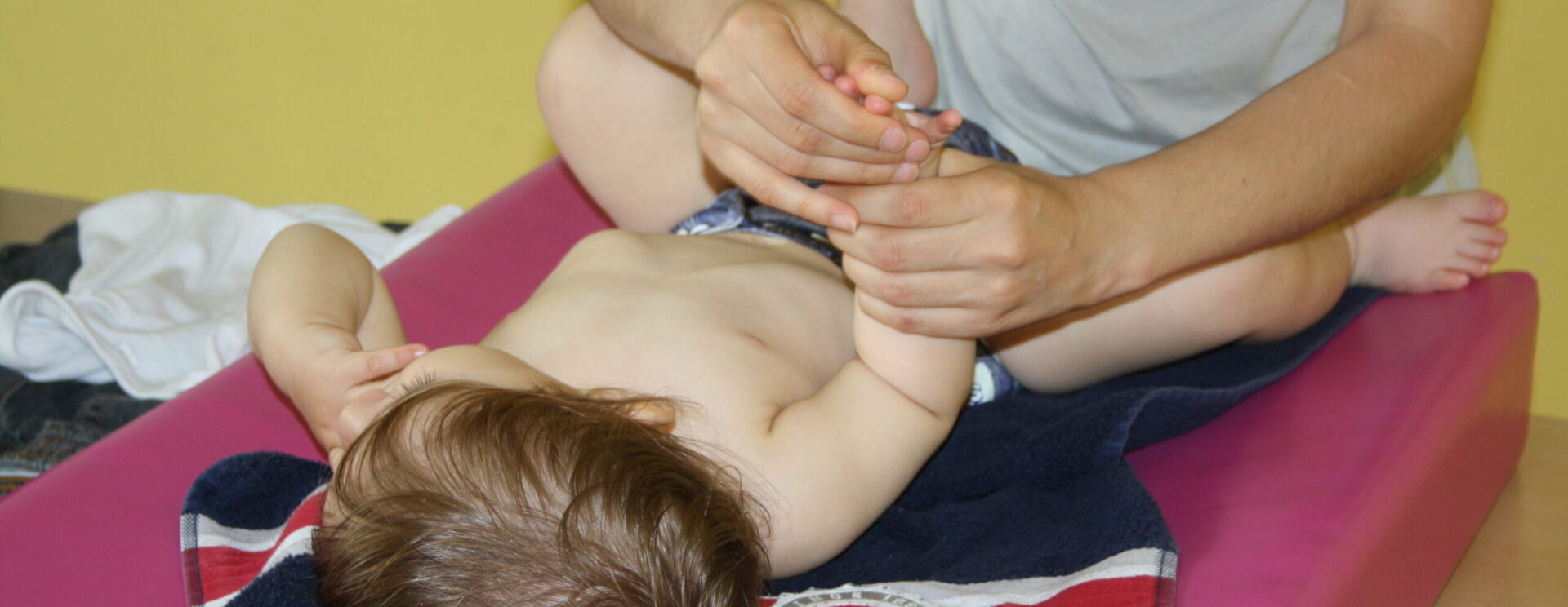 Zoom d'une manucure sur un bébé à la Maison des Enfants à Ocquerre