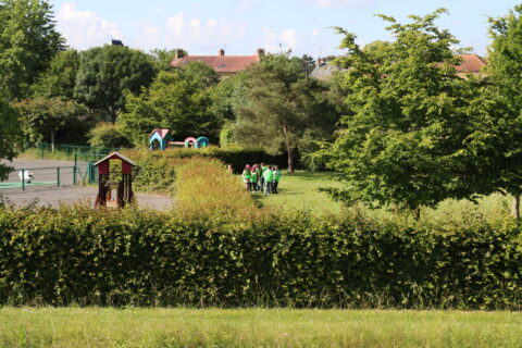 Groupe d'enfants sur le terrain de jeux de la Maison des Enfants du Pays de l'Ourcq à Ocquerre