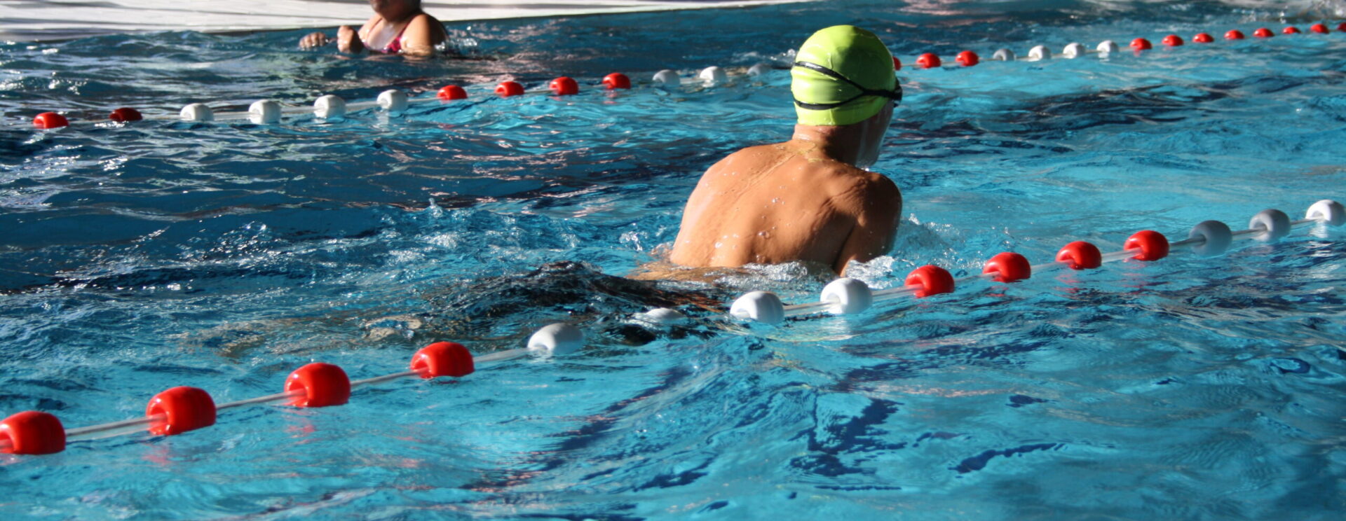 Des enfants lors de l'école de natation à la piscine du Pays de l'Ourcq à Ocquerre