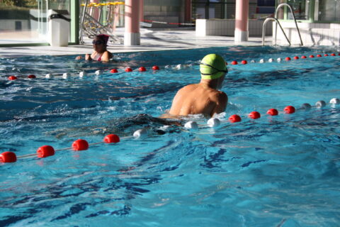Des enfants lors de l'école de natation à la piscine du Pays de l'Ourcq à Ocquerre