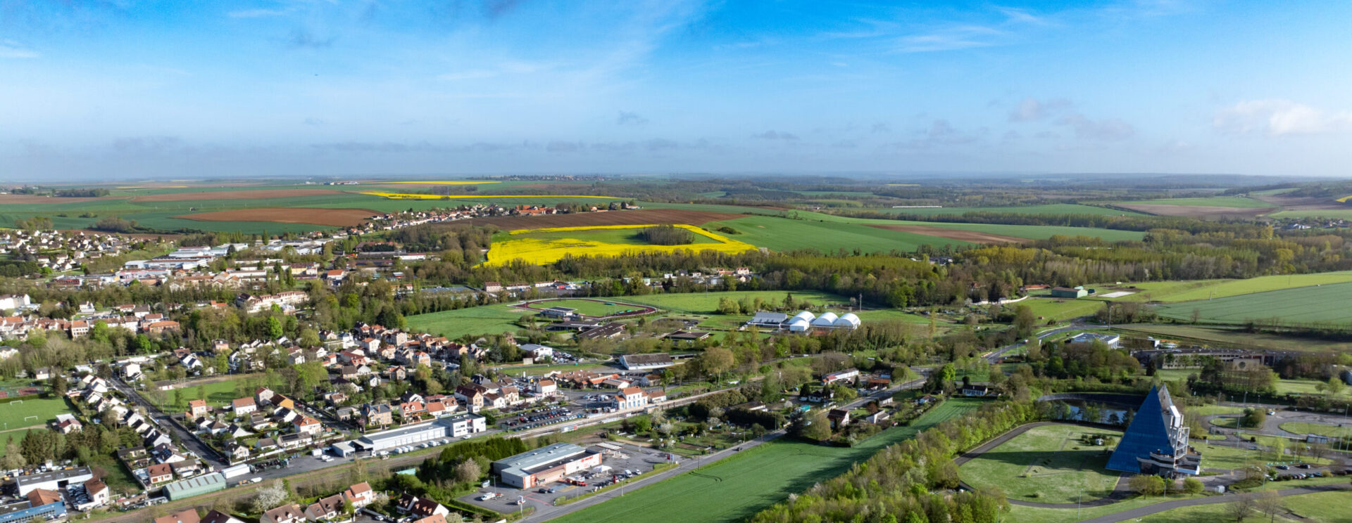Vue aérienne d'Ocquerre, Mary-sur-Marne et Lizy-sur-Ourcq avec la Pyramide Jean DIDIER, le pôle de services et le pôle gare.
