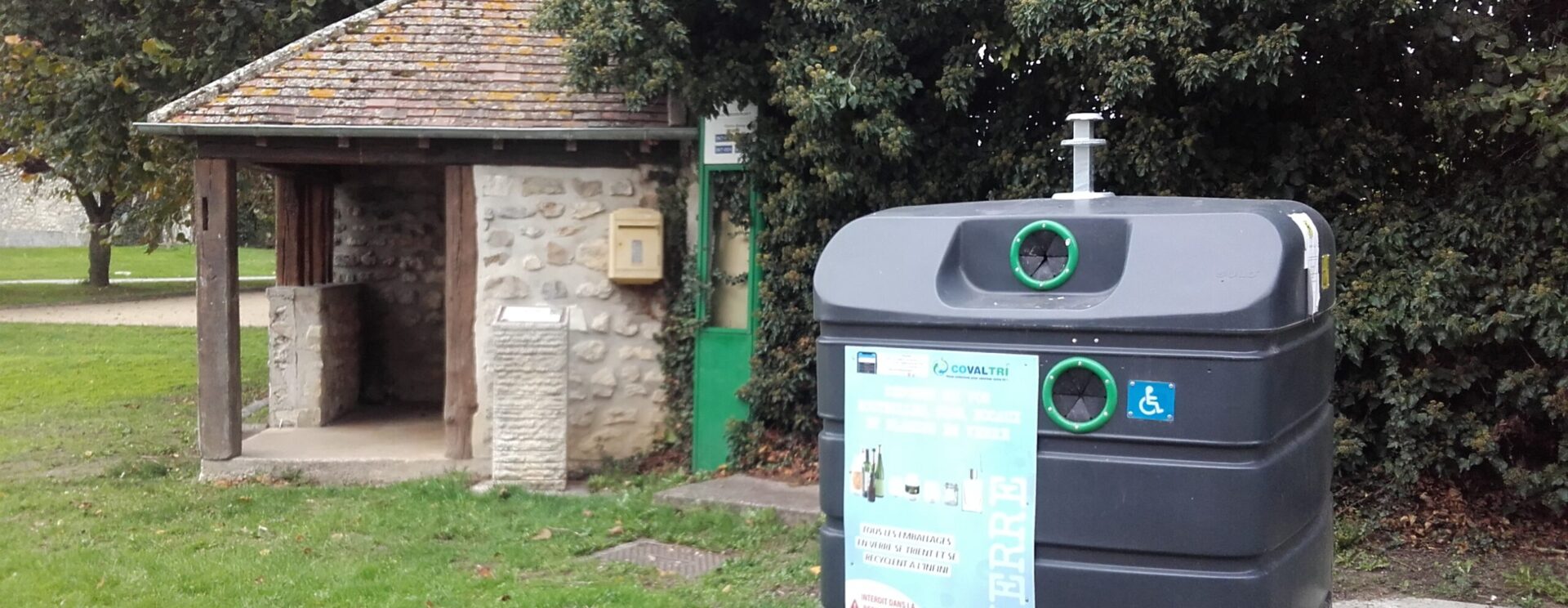 Photo d'une borne à verre dans son environnement à Le Plessis-Placy