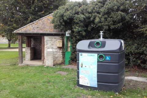 Photo d'une borne à verre dans son environnement à Le Plessis-Placy