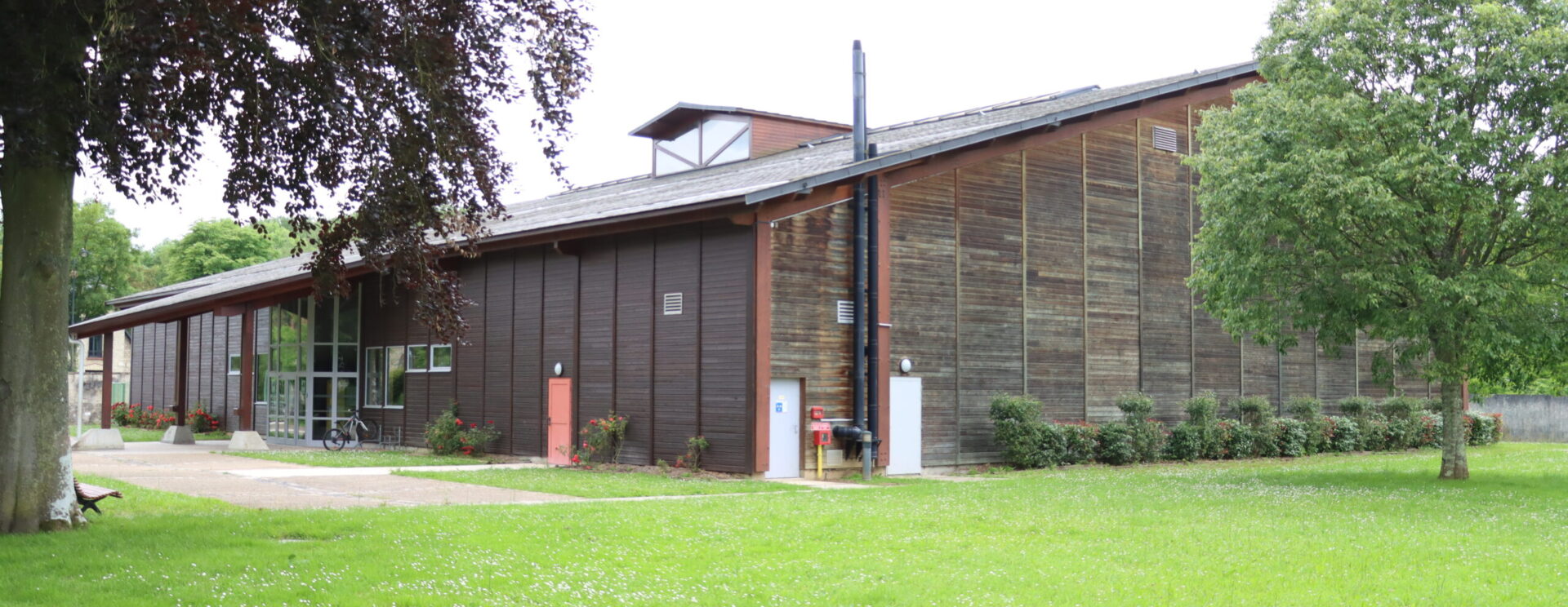 Vue extérieure avec jardin du gymnase Roger Bricogne à Crouy-sur-Ourcq