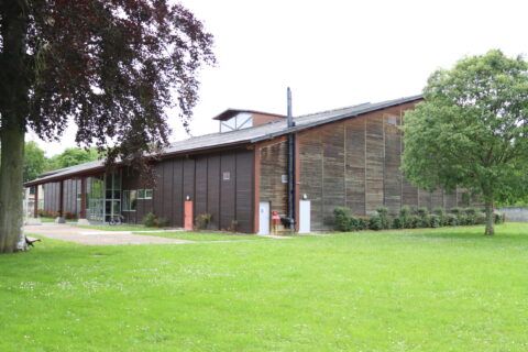 Vue extérieure avec jardin du gymnase Roger Bricogne à Crouy-sur-Ourcq