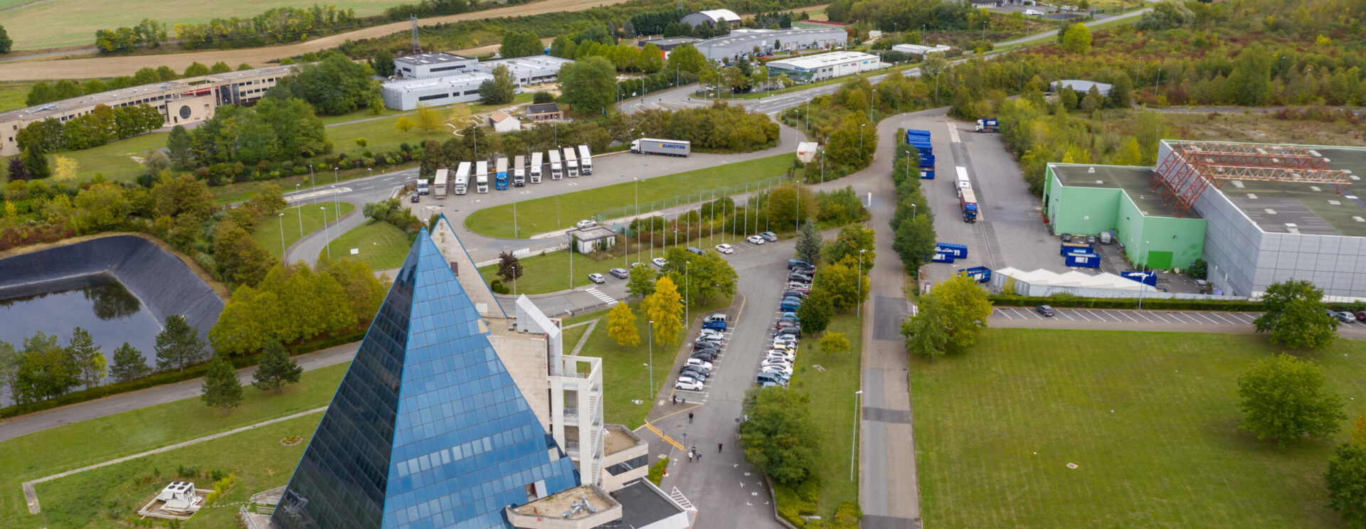 Vue aérienne de la Pyramide Jean DIDIER à Mary-sur-Marne avec la zone de Grand Champ à Ocquerre et l'imprimerie