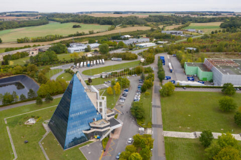 Vue aérienne de la Pyramide Jean DIDIER à Mary-sur-Marne avec la zone de Grand Champ à Ocquerre et l'imprimerie