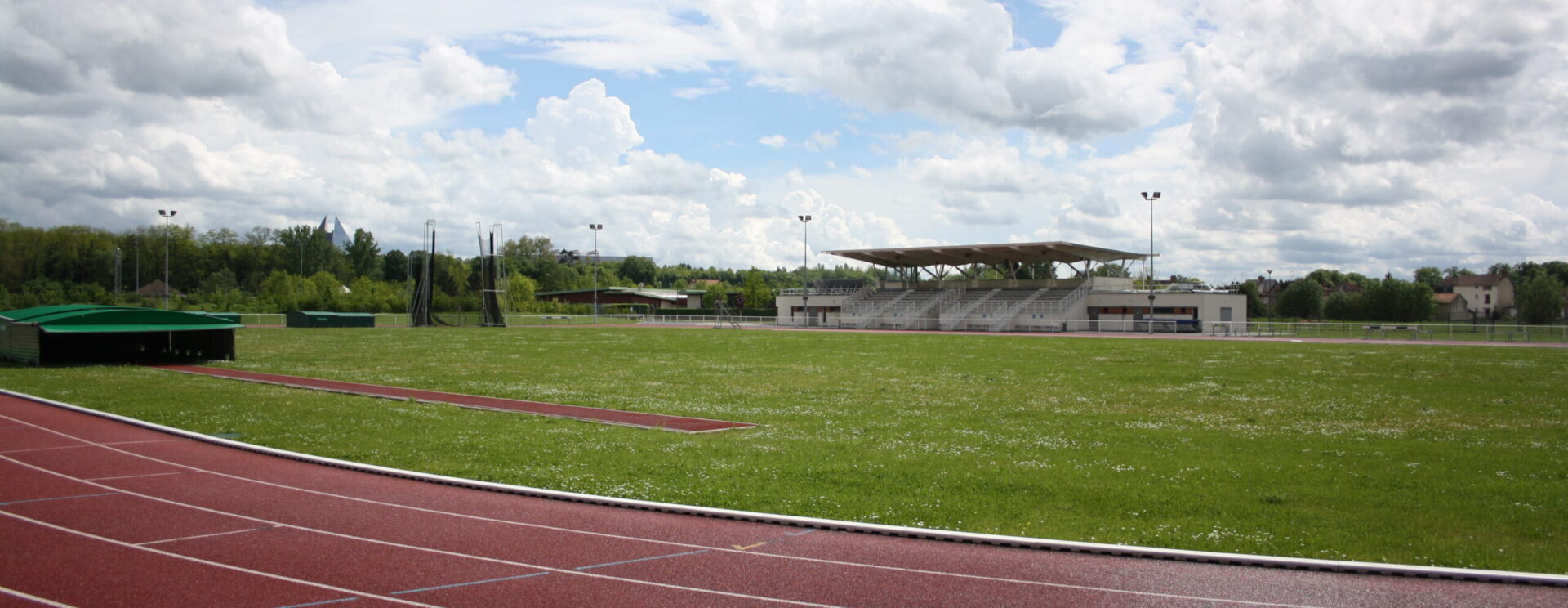 Vue d'un autre virage de la piste d'athlétisme du Stade Micheline Ostermeyer à Ocquerre