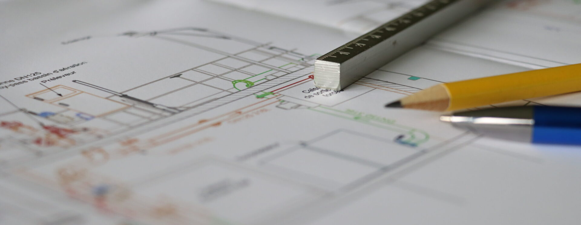 Vue d'un plan technique avec règle, stylo et crayon à papier