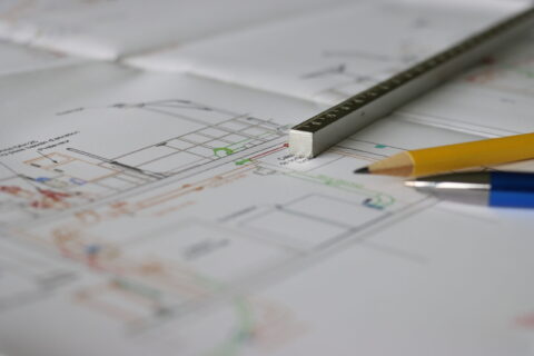 Vue d'un plan technique avec règle, stylo et crayon à papier
