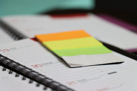 Zoom d'un agenda et de post-it colorés