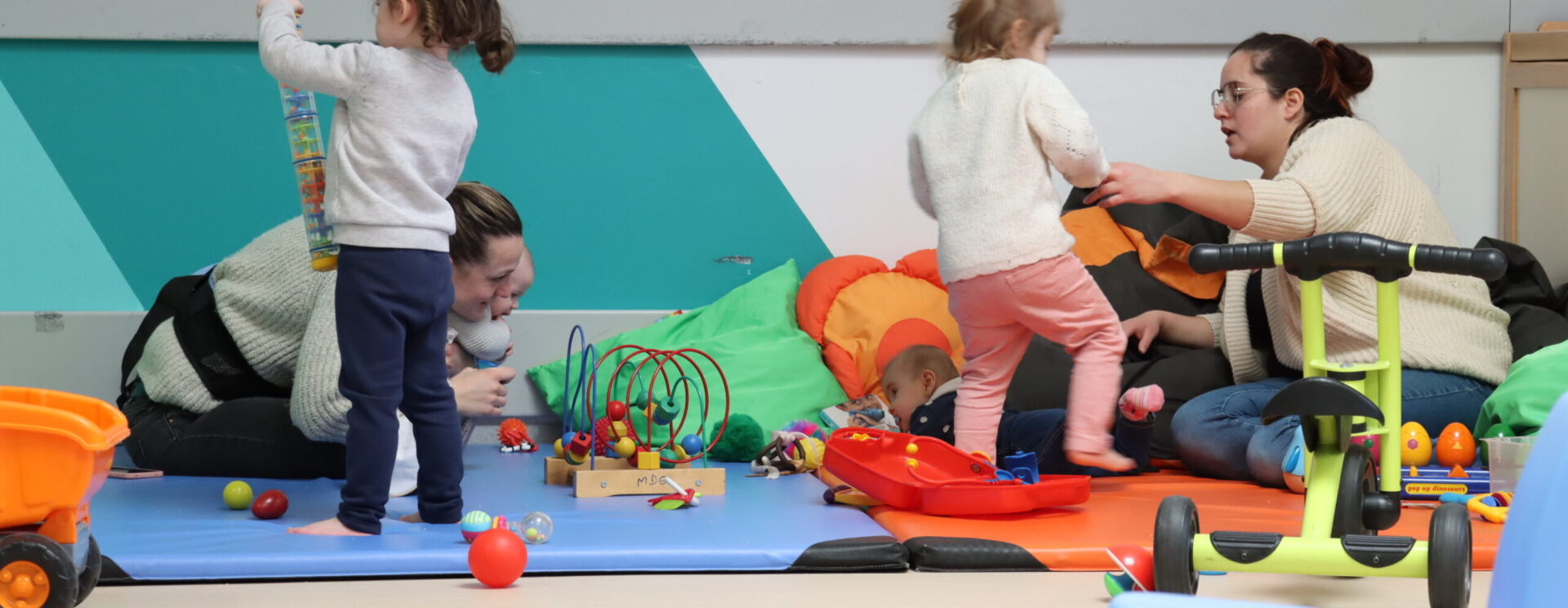 Prise de vue lors d'un atelier familles de la Maison des Enfants du Pays de l'Ourcq