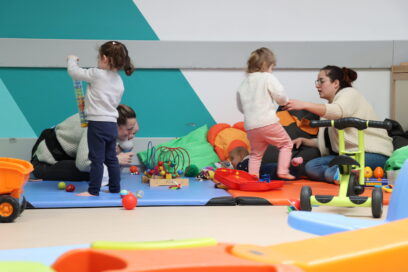 Prise de vue lors d'un atelier familles de la Maison des Enfants du Pays de l'Ourcq - Agrandir l'image, fenêtre modale