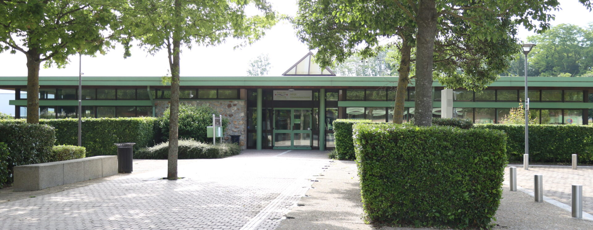 Devant le bâtiment de la Communauté de communes du Pays de l'Ourcq 77440