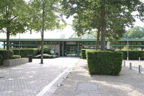 Devant le bâtiment de la Communauté de communes du Pays de l'Ourcq 77440