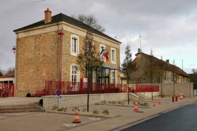 Joli bâtiment en pierre sur deux petits étages avec le drapeau français au dessus de l'entrée - Agrandir l'image 3 sur 6, fenêtre modale