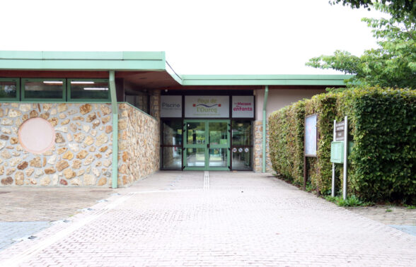 Vue extérieure du bâtiment de la piscine et de la Maison des Enfants du Pays de l'Ourcq