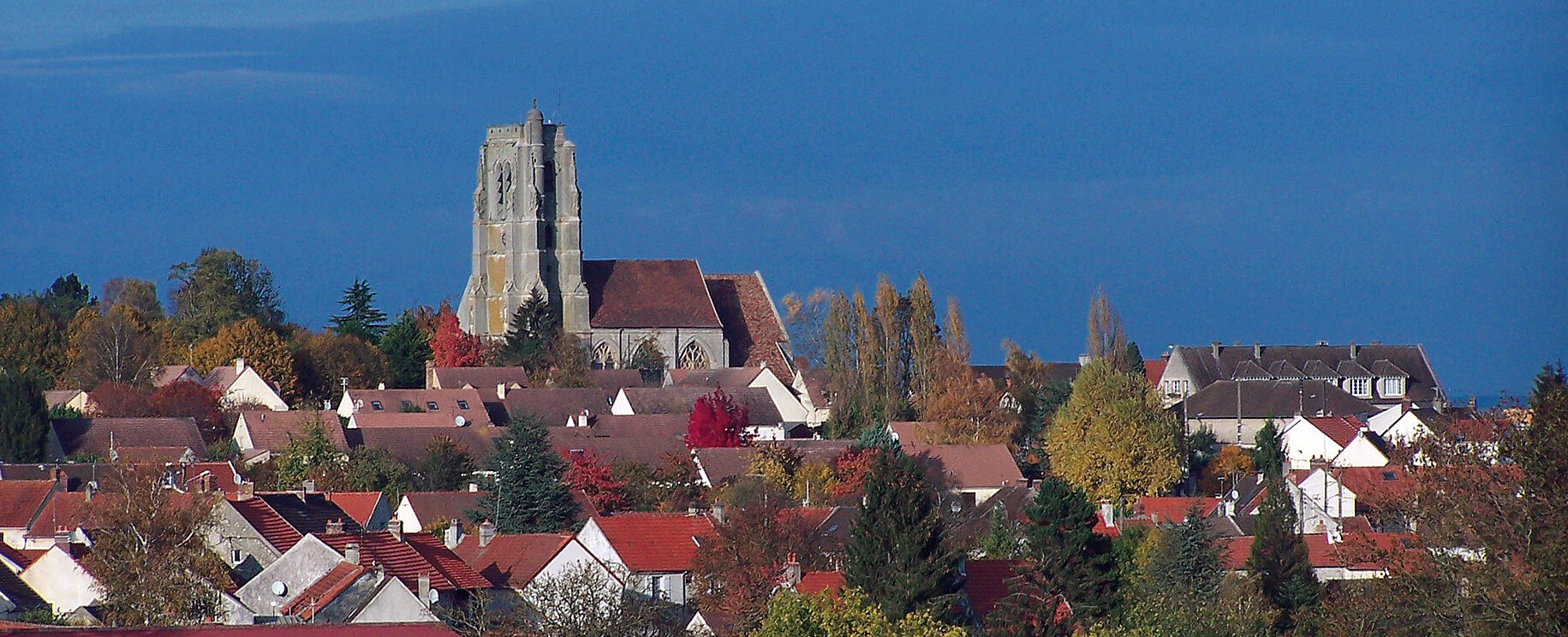 Vue de la commune de May-en-Multien avec l'église au milieu