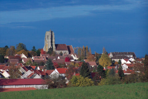 Vue de la commune de May-en-Multien avec l'église au milieu