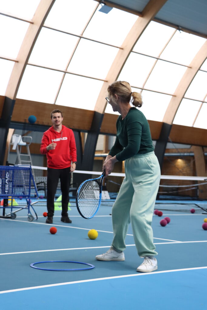 Une dame tenant une raquette de tennis au complexe sportif Guy Michaux à Ocquerre - Agrandir l'image, fenêtre modale