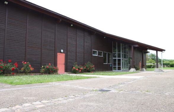 Vue extérieure du gymnase Roger Bricogne à Crouy-sur-Ourcq