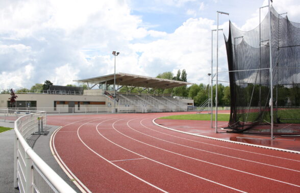 Vue d'un virage de la piste d'athlétisme du Stade Micheline Ostermeyer à Ocquerre