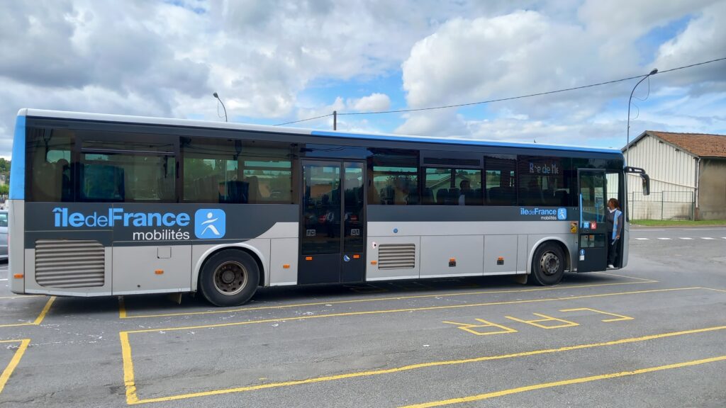 Bus île de France mobilités stationné à la gare de Lizy-sur-Ourcq - Agrandir l'image, fenêtre modale