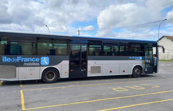Bus île de France mobilités stationné à la gare de Lizy-sur-Ourcq