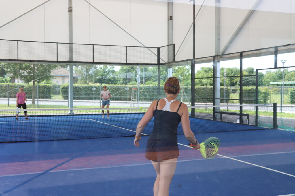 Des joueuses sur le terrain de padel  - Agrandir l'image, fenêtre modale
