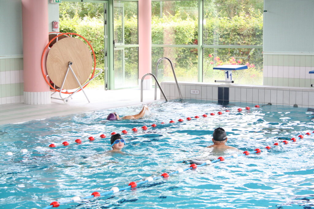 Des nageurs dans la piscine  - Agrandir l'image, fenêtre modale