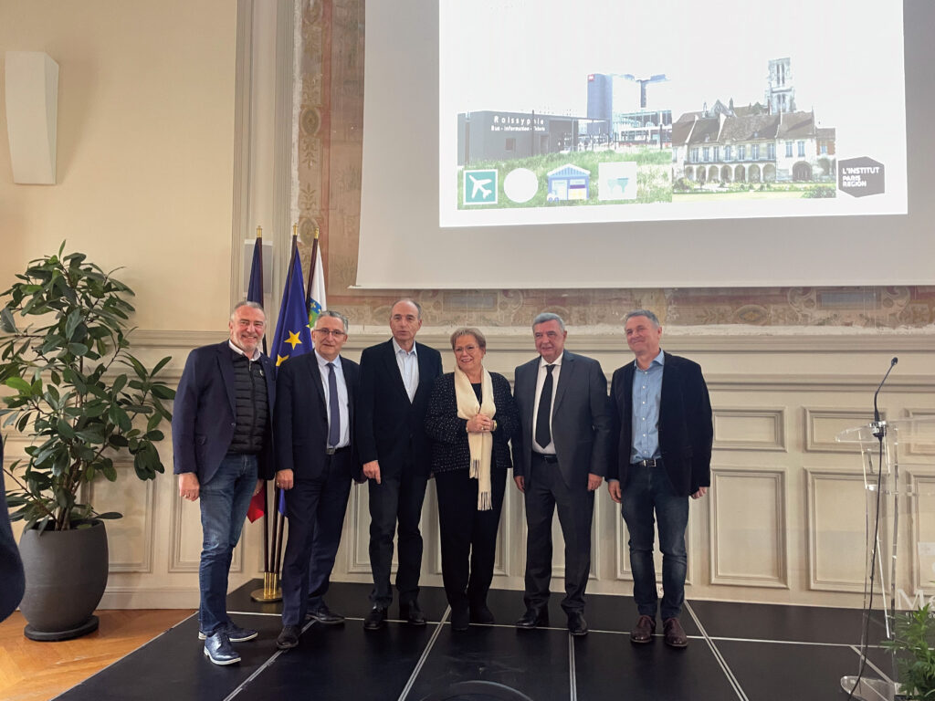 Les représentants du GIP : De gauche à droite : Jean-Louis DURAND, Président de la Communauté de Communes de Plaines et Monts de France, Maire de Marchémoret, Pascal DOLL, Président de la Communauté d’agglomération de Roissy Pays de France, Maire d’Arnouville, Jean-François COPÉ, Ancien ministre, Président de Roissy Meaux Aéropöle, Maire de Meaux, Président de la Communauté d’agglomération du Pays de Meaux, Marie-Christine CAVECCHI, Présidente du Conseil Départemental du Val d’Oise, Jean-François PARIGI, Président du Conseil départemental de Seine-et-Marne, Conseiller municipal de Meaux, Pierre EELBODE, Président de la Communauté de communes du Pays de l’Ourcq, Maire de Cocherel - Agrandir l'image, fenêtre modale