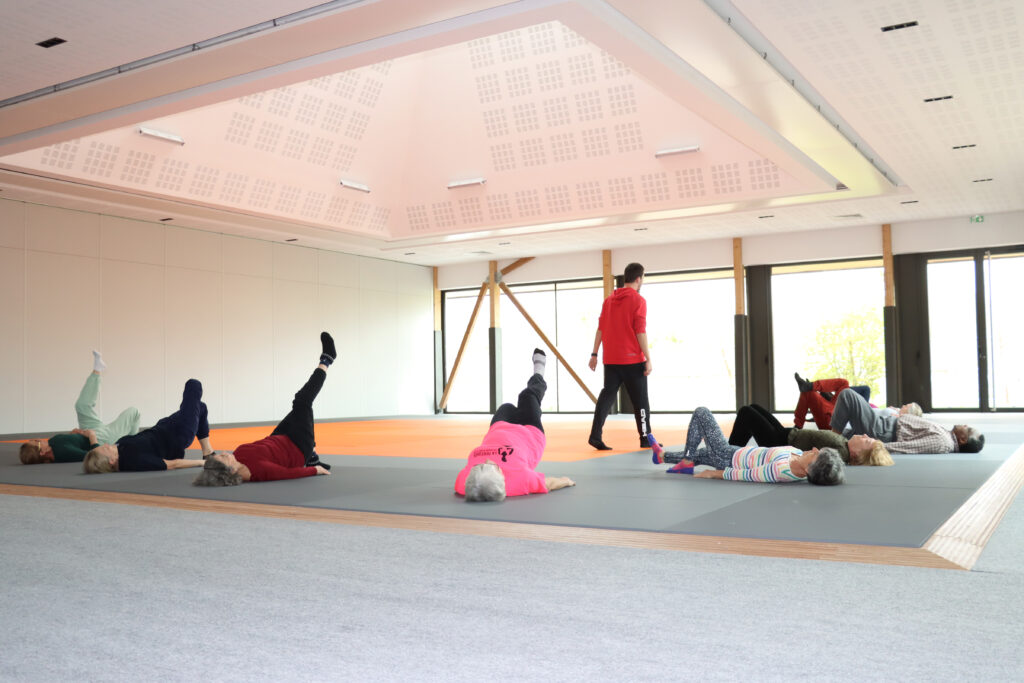 Un groupe avec un enseignant en activités physiques adaptées  - Agrandir l'image, fenêtre modale