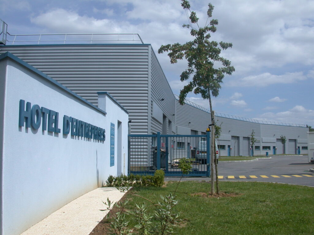 Vue de l'Hôtel d'entreprises situé dans la zone de Grand champ à Ocquerre - Agrandir l'image, fenêtre modale