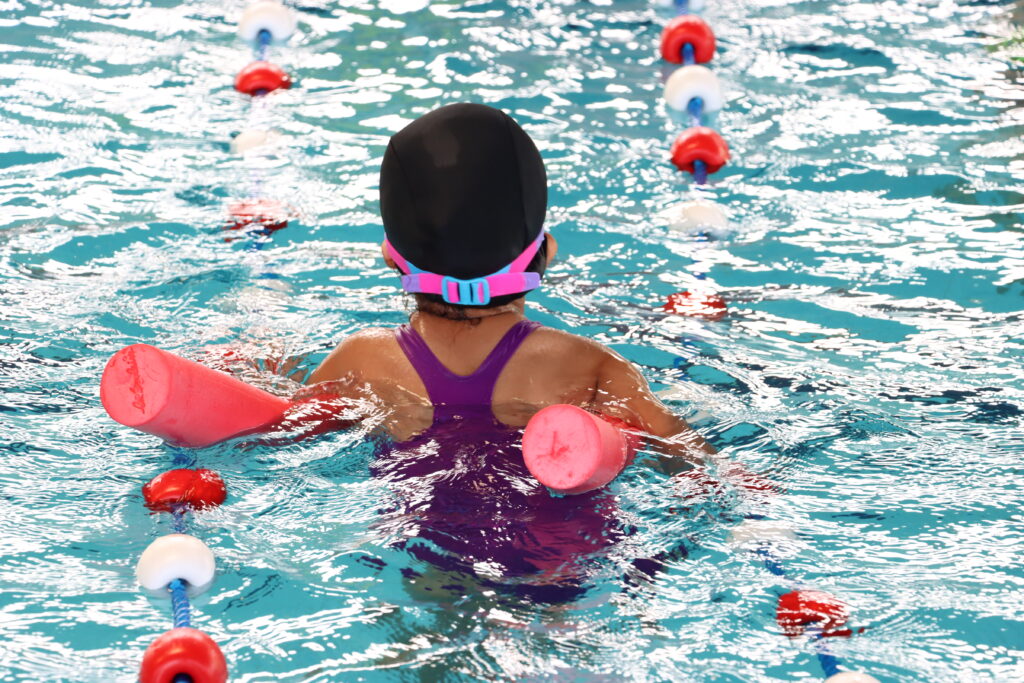 Un jeune au jardin aquatique  - Agrandir l'image, fenêtre modale