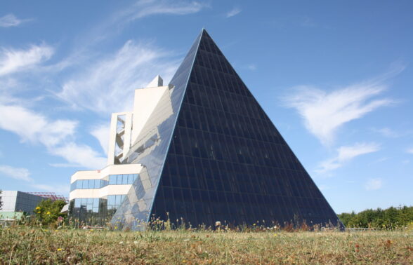 Vue extérieure de la Pyramide Jean DIDIER à Mary-sur-Marne