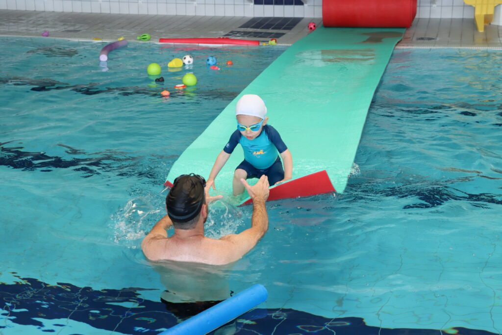Une séance de bébés nageurs  - Agrandir l'image, fenêtre modale